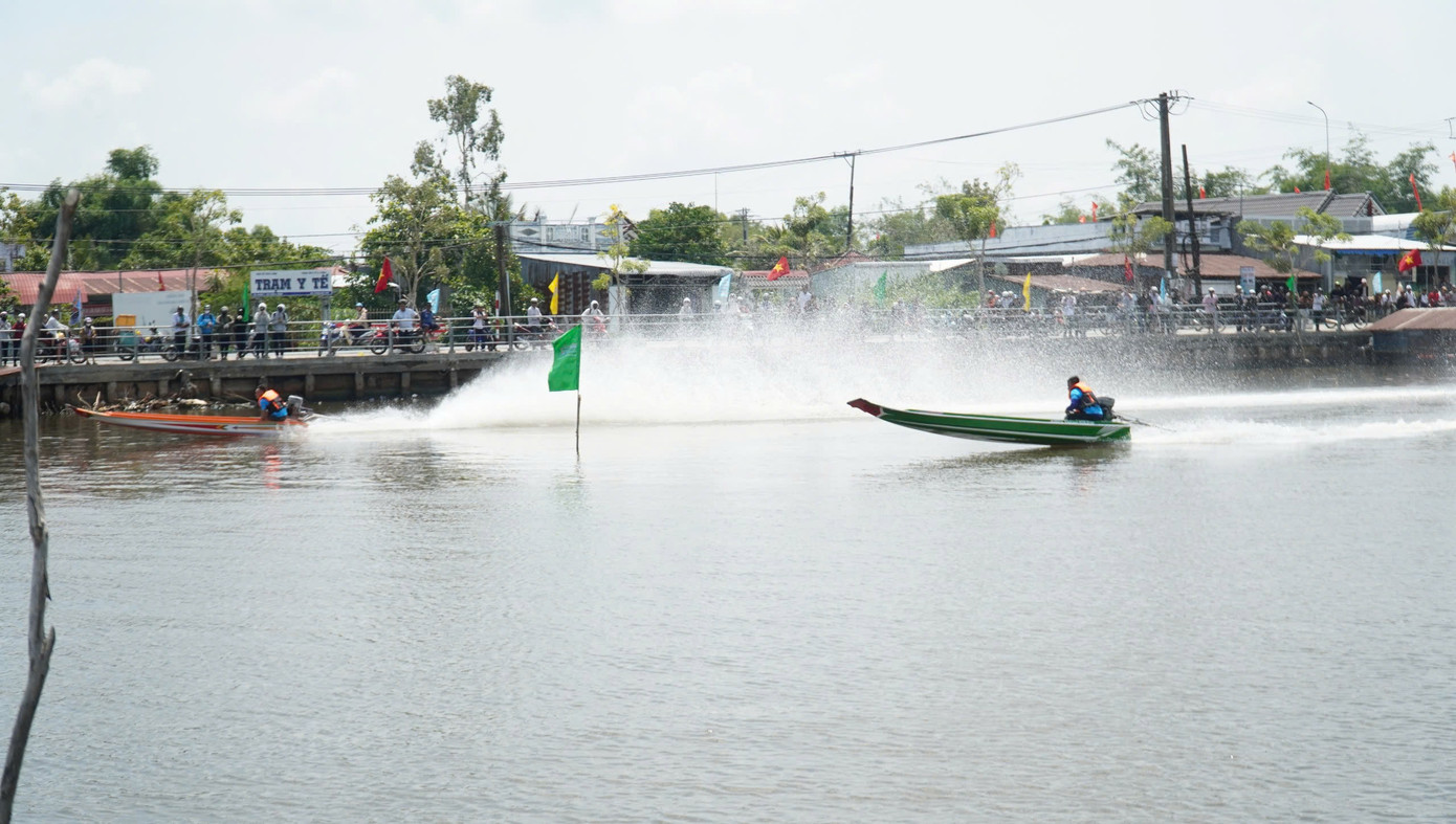 Các vận động viên tranh tài sôi nổi.