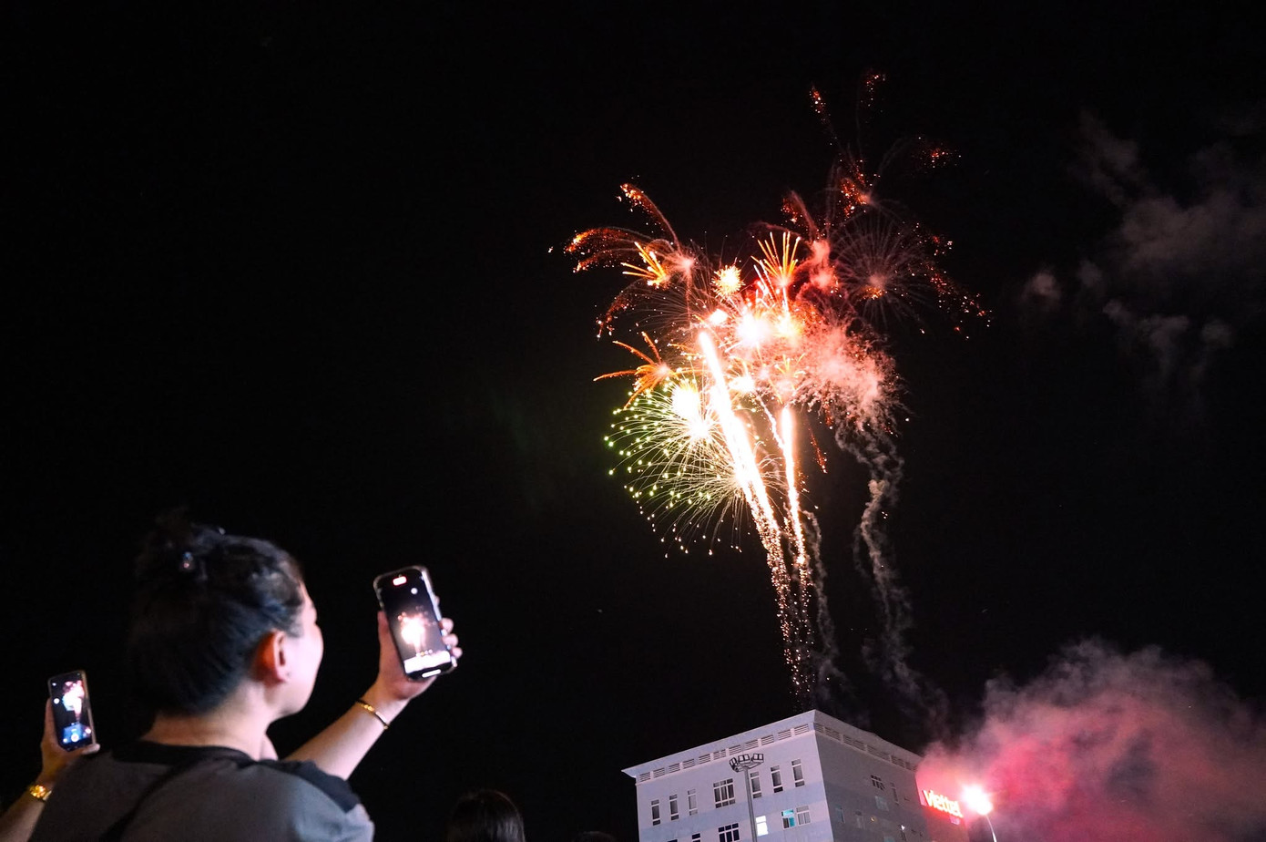 Người dân dùng điện thoại ghi lại thời khắc lịch sử của tỉnh Cà Mau.