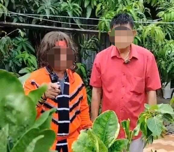 Ông K. (bên phải) cùng người tự xưng “thần chết” quay clip xúc phạm danh dự ông H. Ảnh cắt từ clip. Ông K. (bên phải) cùng người tự xưng “thần chết” quay clip xúc phạm danh dự ông H. Ảnh cắt từ clip.