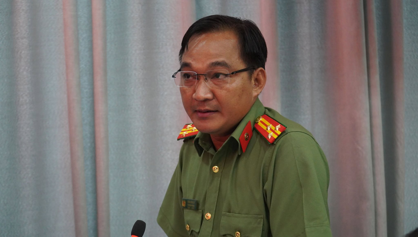 Thượng tá Trần Công Sử - Trưởng phòng An ninh điều tra Công an tỉnh Cà Mau thông tin tại cuộc họp báo.