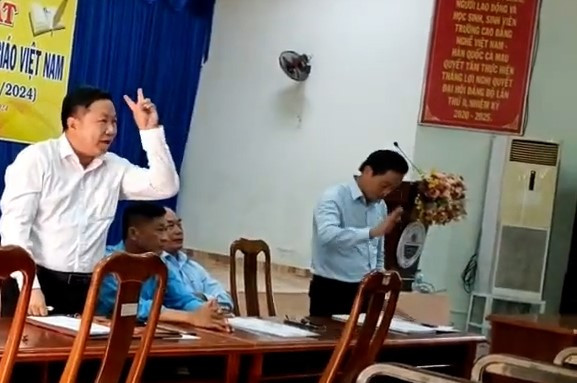 Ông Hồ Hoàng Anh - Giám đốc Công ty cổ phần Bảo Gia Cà Mau (ngoài cùng bên phải) đứng đập bàn trong cuộc họp với tài xế taxi của đơn vị. Ông Hồ Hoàng Anh - Giám đốc Công ty cổ phần Bảo Gia Cà Mau (ngoài cùng bên phải) đứng đập bàn trong cuộc họp với tài xế taxi của đơn vị.