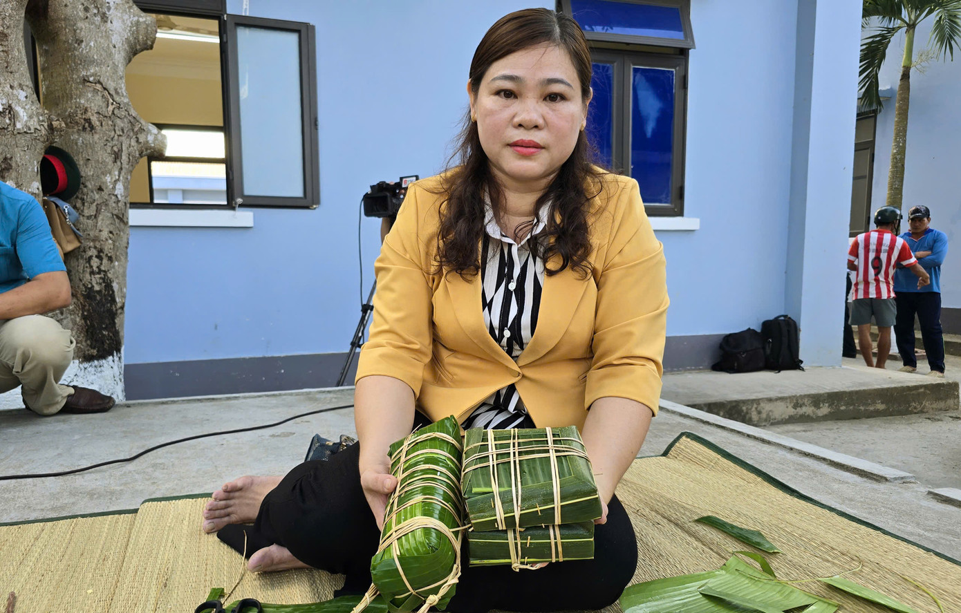 Bên cạnh bánh chưng là những bánh tét đậm chất miền Nam. Bên cạnh bánh chưng là những bánh tét đậm chất miền Nam.