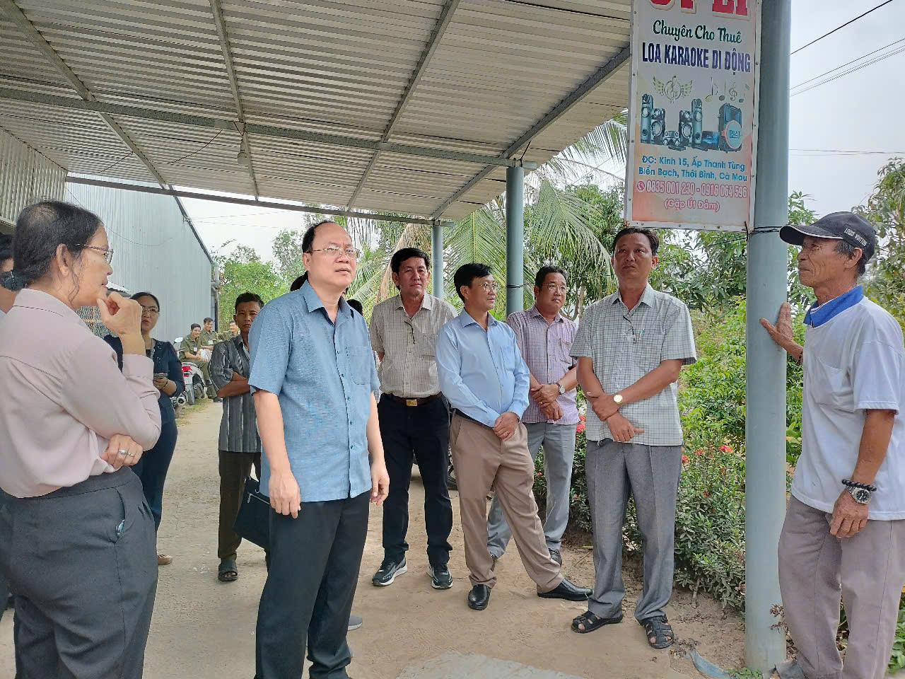 Bí thư Tỉnh uỷ Cà Mau - Nguyễn Hồ Hải trò chuyện cùng bà con vùng thiếu nước sinh hoạt tại ấp Thanh Tùng.