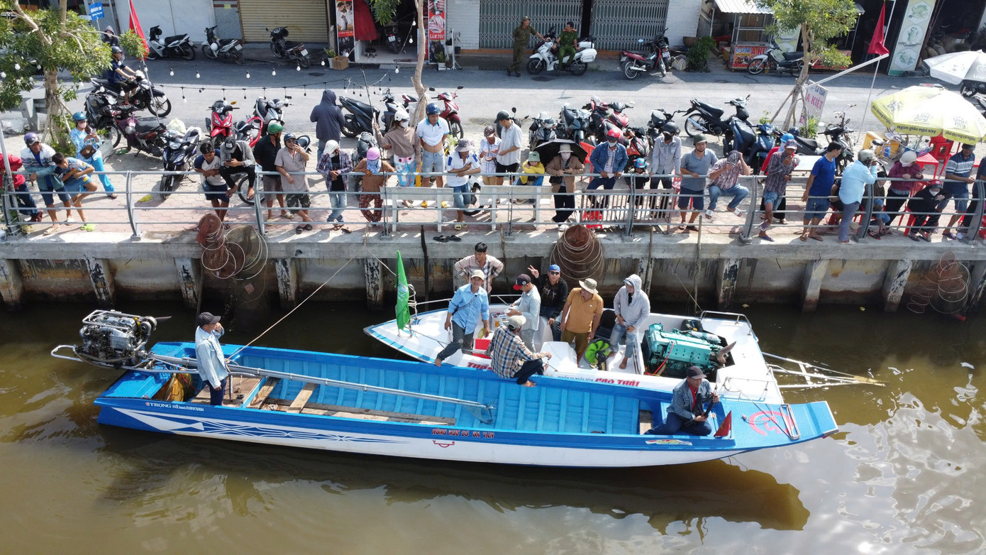 Giải đua vỏ máy composite năm nay có sự tham gia của hơn 80 vận động viên đến từ các tỉnh, như: Bạc Liêu, Long An, Kiên Giang, Cà Mau và TP. Cần Thơ.