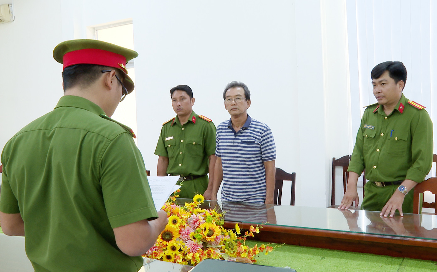 Cơ quan CSĐT Công an tỉnh Bạc Liêu tống đạt quyết định khởi tố bị can đối với Huỳnh Bá Phúc. Cơ quan CSĐT Công an tỉnh Bạc Liêu tống đạt quyết định khởi tố bị can đối với Huỳnh Bá Phúc.