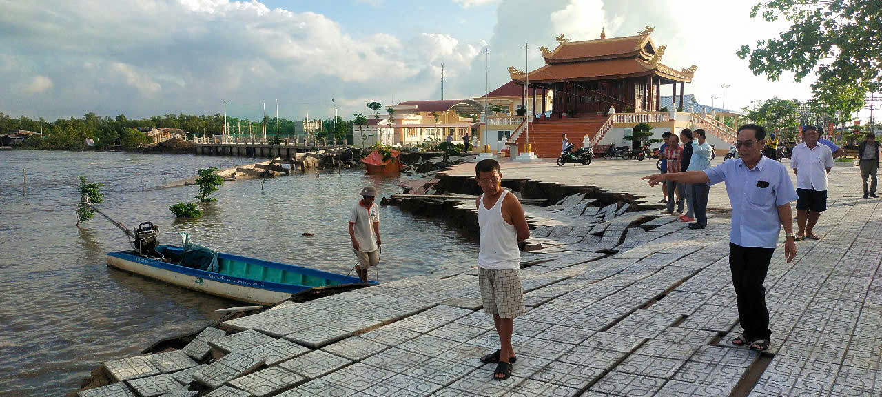 Hiện trạng vụ sạt lở khu vực miếu bà Thủy Long ở xã Thanh Tùng, huyện Đầm Dơi.