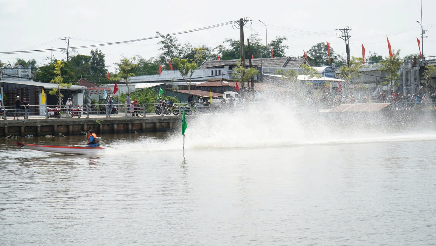 Ông Đỗ Đăng Khoa - Giám đốc Trung tâm Huấn luyện và Thi đấu thể thao tỉnh Cà Mau cho biết, giải đua vỏ máy composite tỉnh Cà Mau mở rộng là một trong những hoạt động thể thao kỷ niệm 50 năm Ngày Giải phóng miền Nam, thống nhất đất nước.