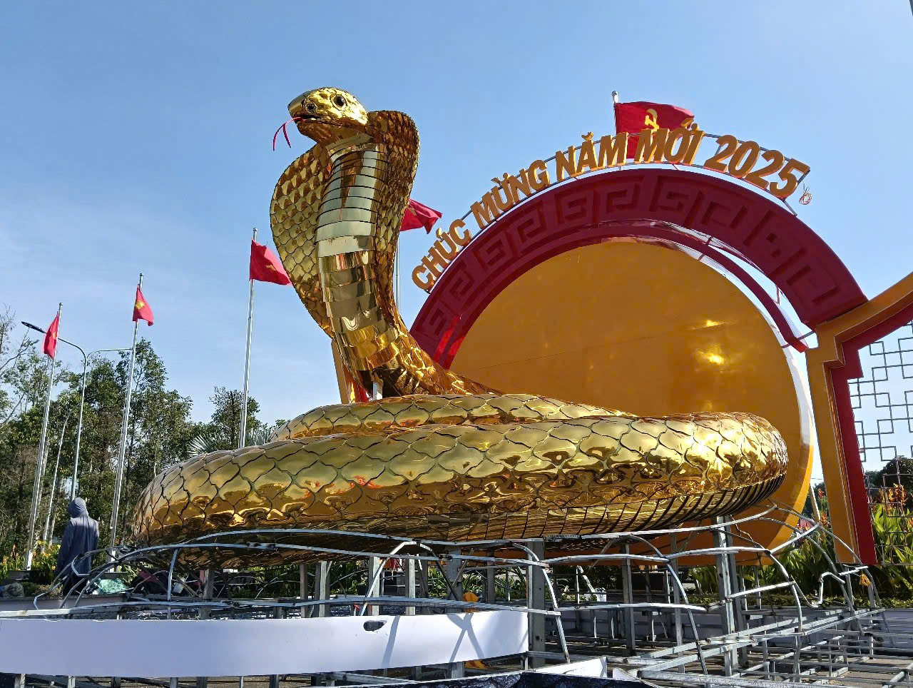 Hai linh vật rắn được trang trí ngay đầu đường vào khu hành chính tỉnh Bạc Liêu và thị xã Giá Rai có nét tương đồng, được nhiều người đánh giá ấn tượng, đẹp mắt.