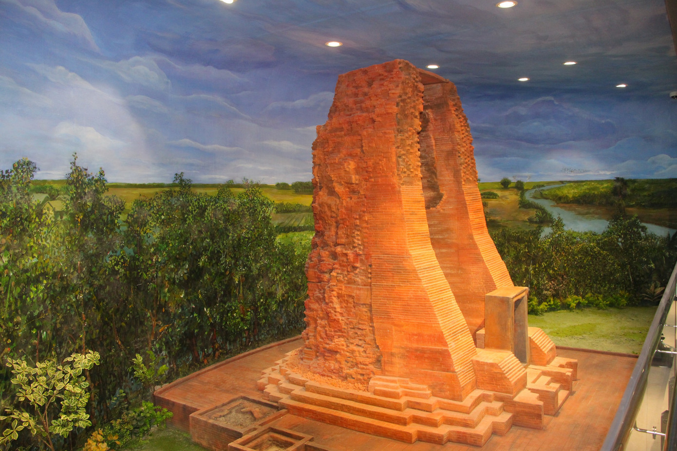 Hình ảnh Di tích khảo cổ Vĩnh Hưng - nơi có tháp cổ nghìn năm tuổi mang nhiều giá trị tiêu biểu về lịch sử, văn hóa, khoa học và thẩm mỹ của thời kỳ văn hoá Óc Eo được trưng bày trong bảo tàng. Hình ảnh Di tích khảo cổ Vĩnh Hưng - nơi có tháp cổ nghìn năm tuổi mang nhiều giá trị tiêu biểu về lịch sử, văn hóa, khoa học và thẩm mỹ của thời kỳ văn hoá Óc Eo được trưng bày trong bảo tàng.