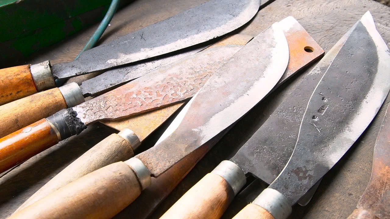 Tùy theo loại dao cũ được mài lại cho sắc bén có giá 30.000 - 60.000 đồng mỗi chiếc, làm dao mới giá từ 120.000 - 500.000 đồng mỗi chiếc. Tùy theo loại dao cũ được mài lại cho sắc bén có giá 30.000 - 60.000 đồng mỗi chiếc, làm dao mới giá từ 120.000 - 500.000 đồng mỗi chiếc.