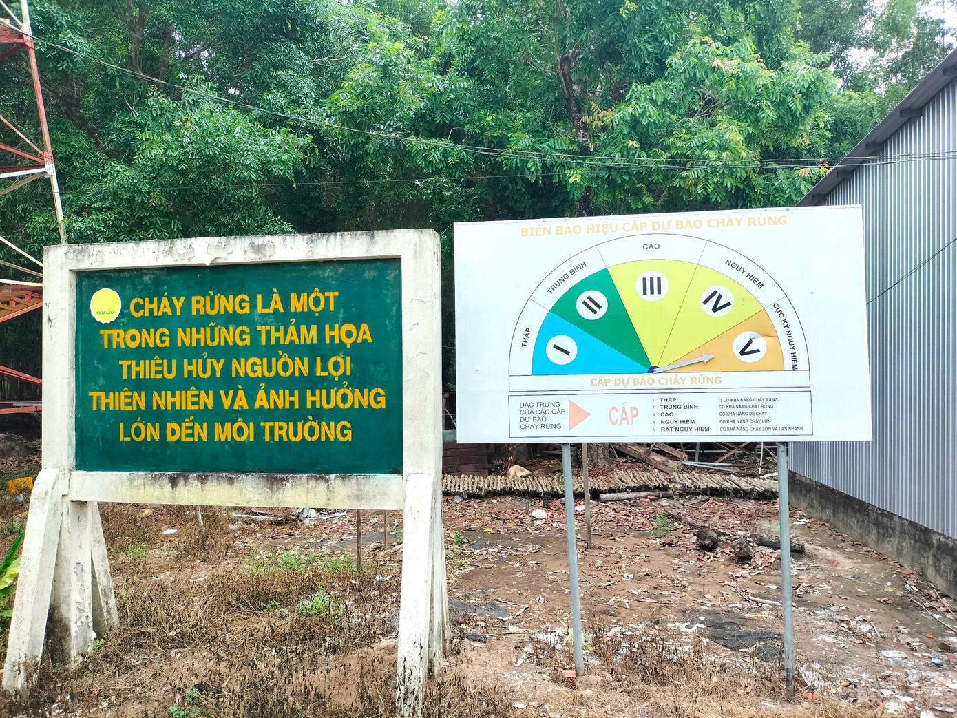 Biển báo hiệu cấp dự báo cháy rừng tại Công ty TNHH MTV Lâm nghiệp U Minh Hạ đã chỉ dấu cảnh báo cháy ở cấp cực kỳ nguy hiểm. Biển báo hiệu cấp dự báo cháy rừng tại Công ty TNHH MTV Lâm nghiệp U Minh Hạ đã chỉ dấu cảnh báo cháy ở cấp cực kỳ nguy hiểm.
