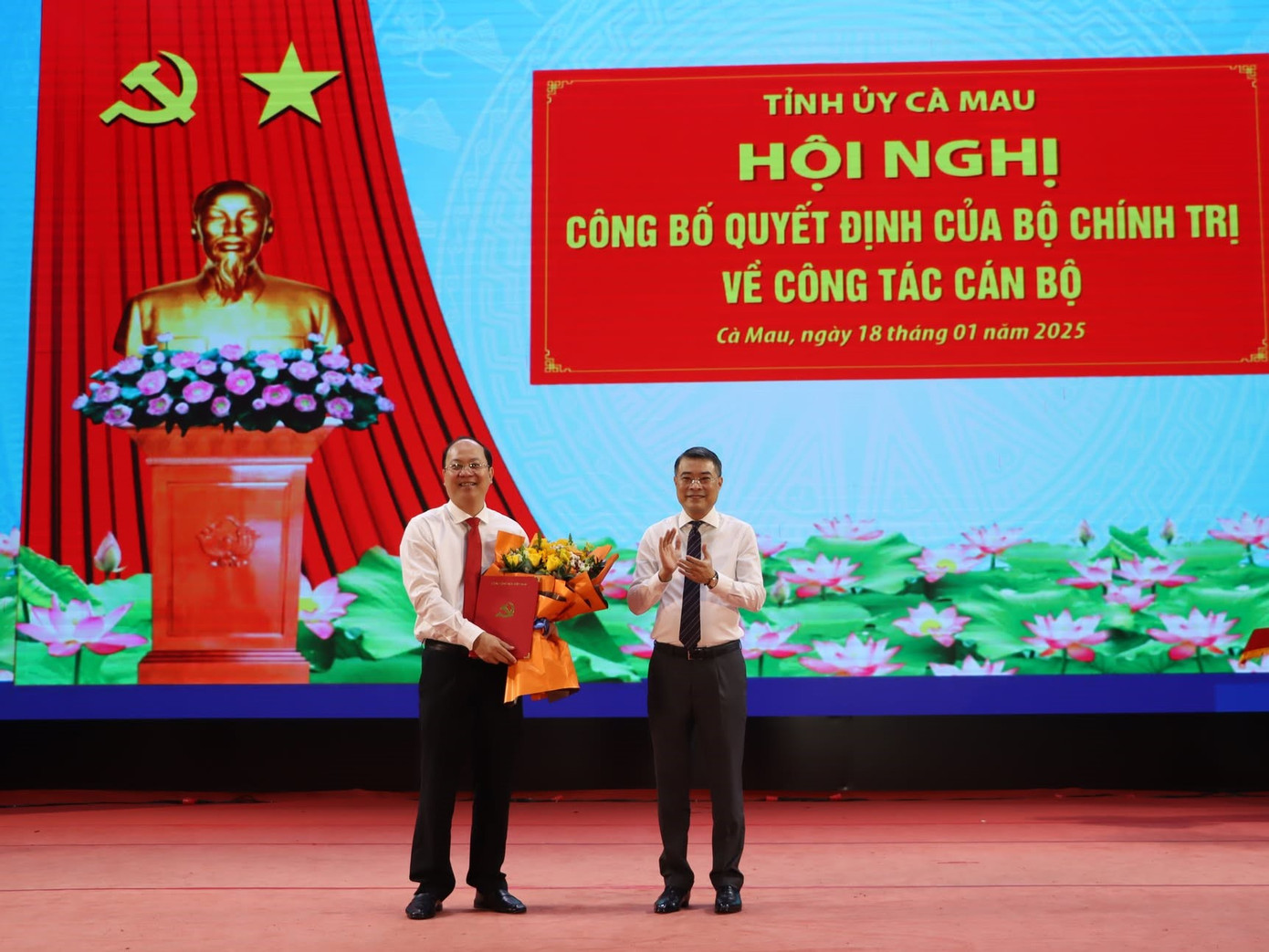 Ông Nguyễn Hồ Hải (trái) giữ chức Bí thư Tỉnh ủy Cà Mau