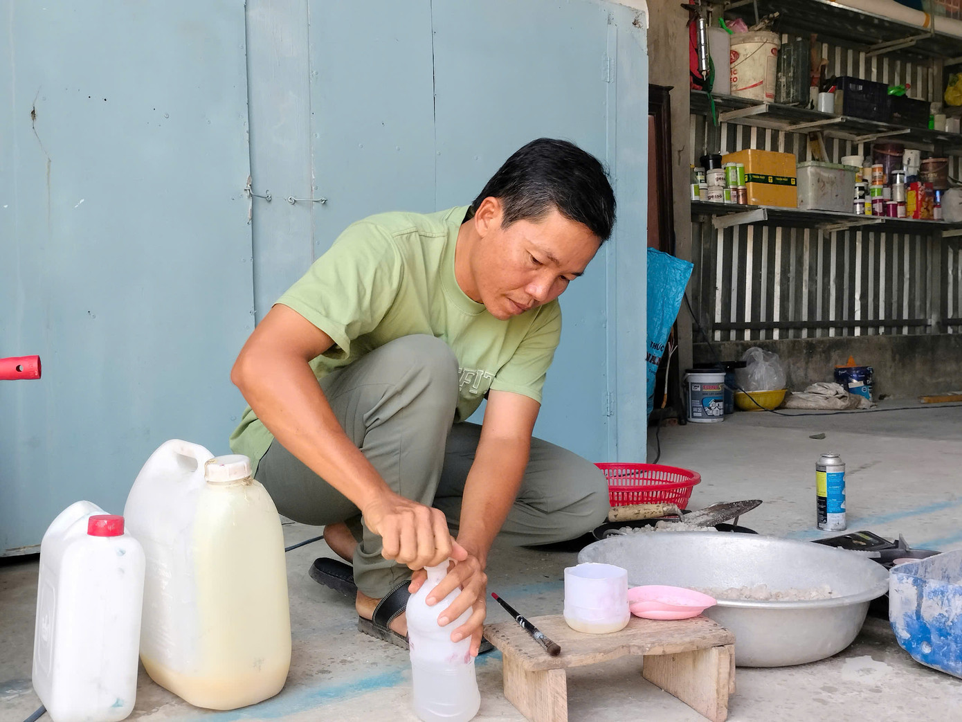 Trải qua 2 tuần nghiên cứu, anh Ân đã “chế” thành công hợp chất – hóa chất hạn chế được sự tan chảy của muối trong điều kiện thông thường. Đây là thành quả sự kết hợp môn Mỹ thuật và nghệ thuật điêu khắc.