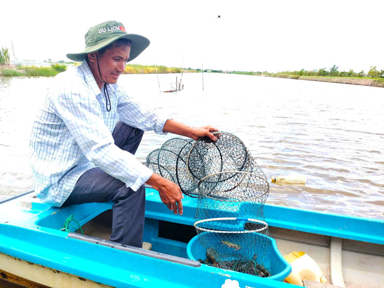 Giá tôm nguyên liệu những ngày gần đây bị giảm mạnh.