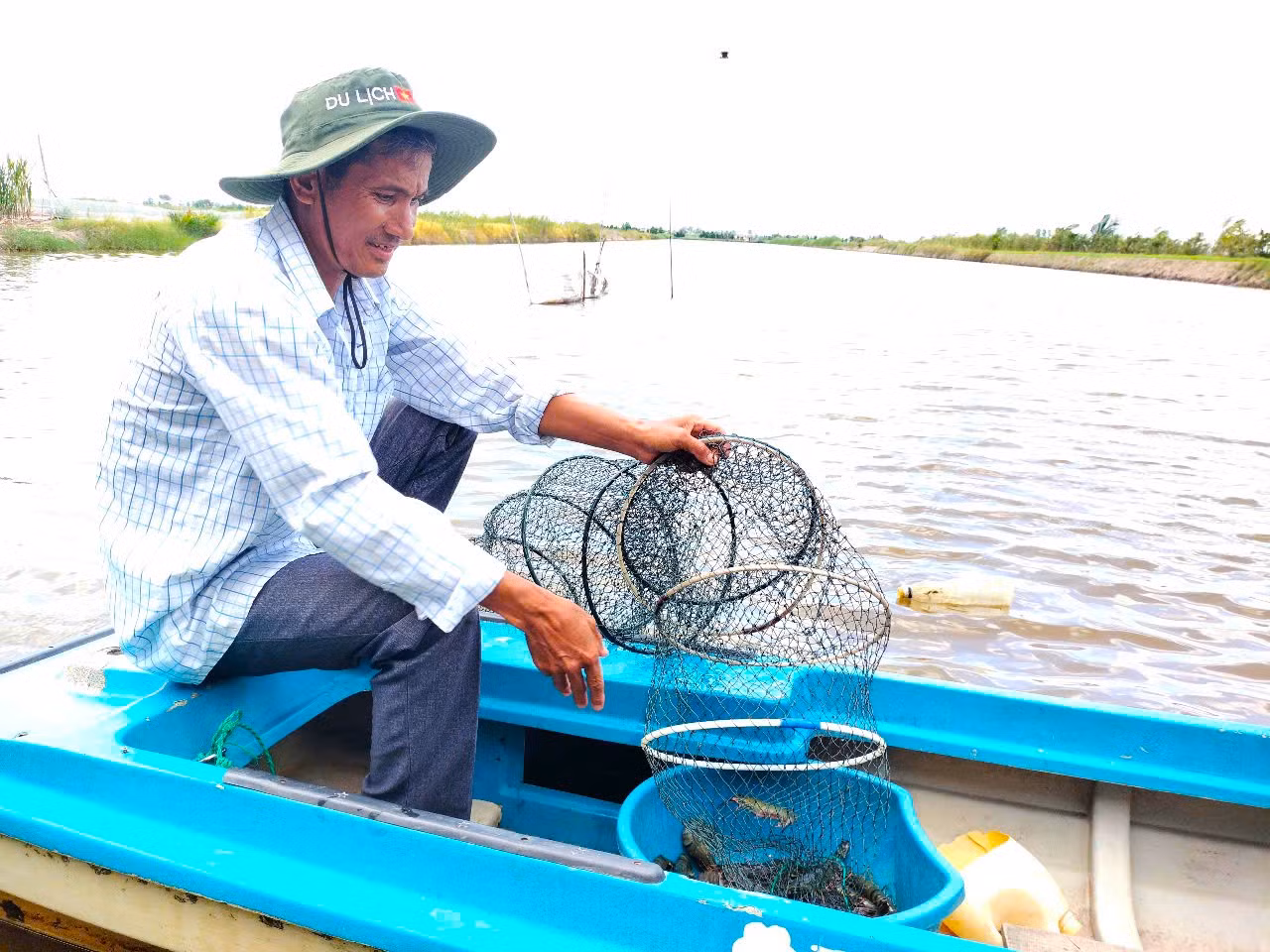 Giá tôm nguyên liệu những ngày gần đây bị giảm mạnh.