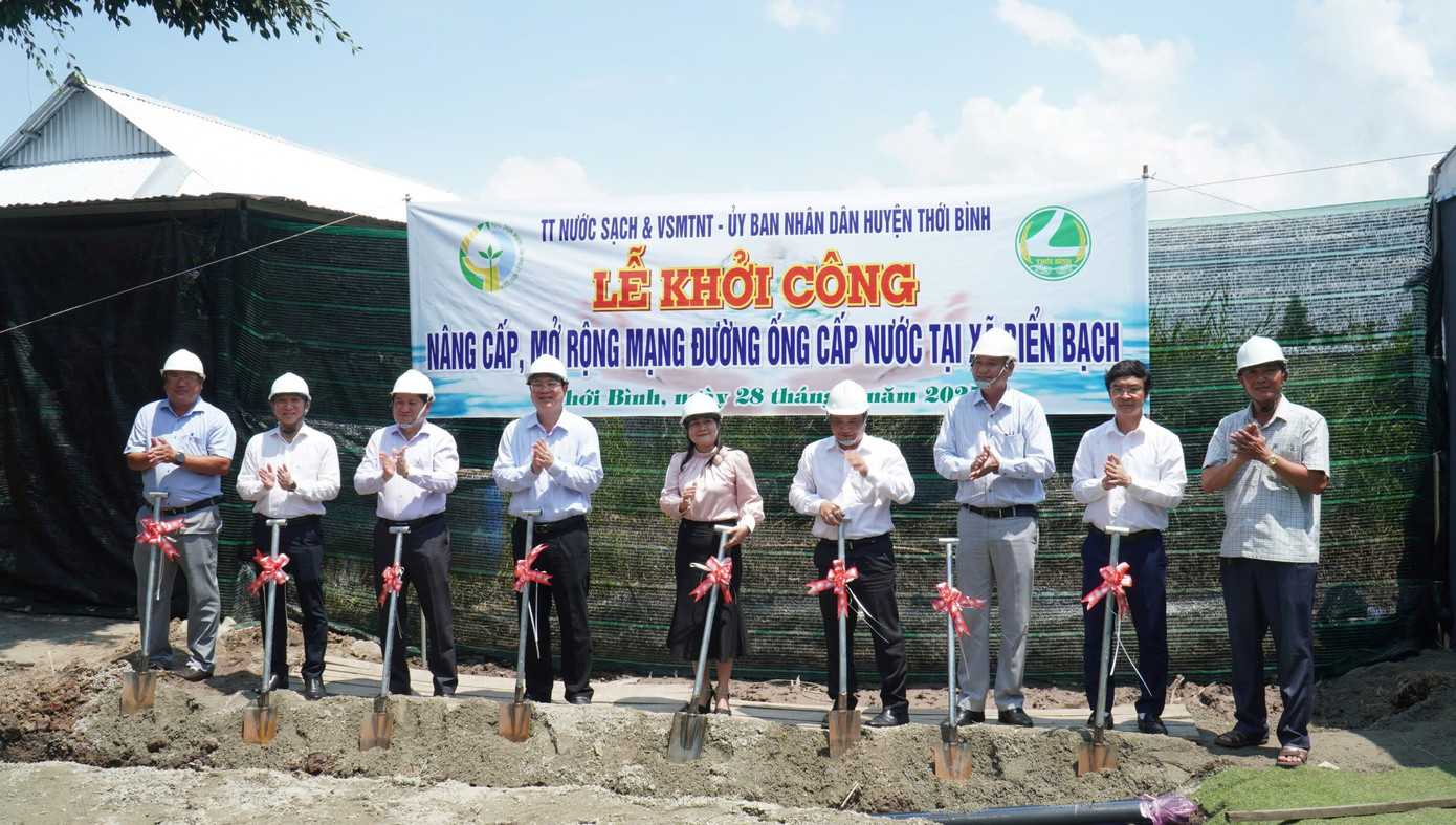 Bí thư Tỉnh uỷ Cà Mau - Nguyễn Hồ Hải (thứu 4 từ trái sang) dự lễ khởi công nâng cấp, mở rộng mạng đường ống cấp nước tại xã Biển Bạch (huyện Thới Bình). Bí thư Tỉnh uỷ Cà Mau - Nguyễn Hồ Hải (thứu 4 từ trái sang) dự lễ khởi công nâng cấp, mở rộng mạng đường ống cấp nước tại xã Biển Bạch (huyện Thới Bình).