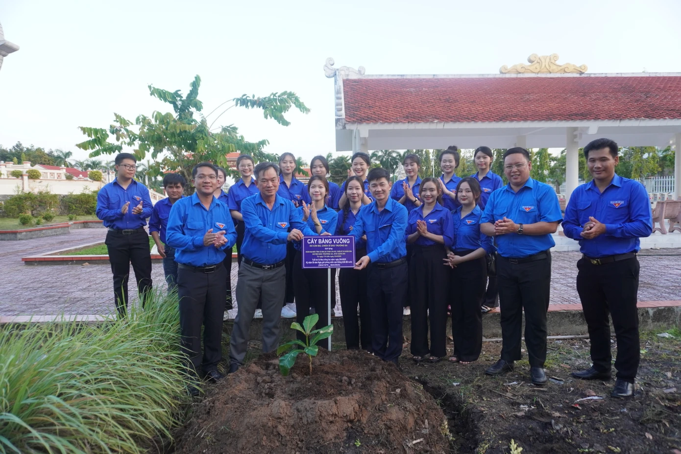 Tỉnh Đoàn Cà Mau đã trồng cây bàng vuông được mang từ Trường Sa về trồng tại khuôn viên Nghĩa trang liệt sĩ tỉnh.