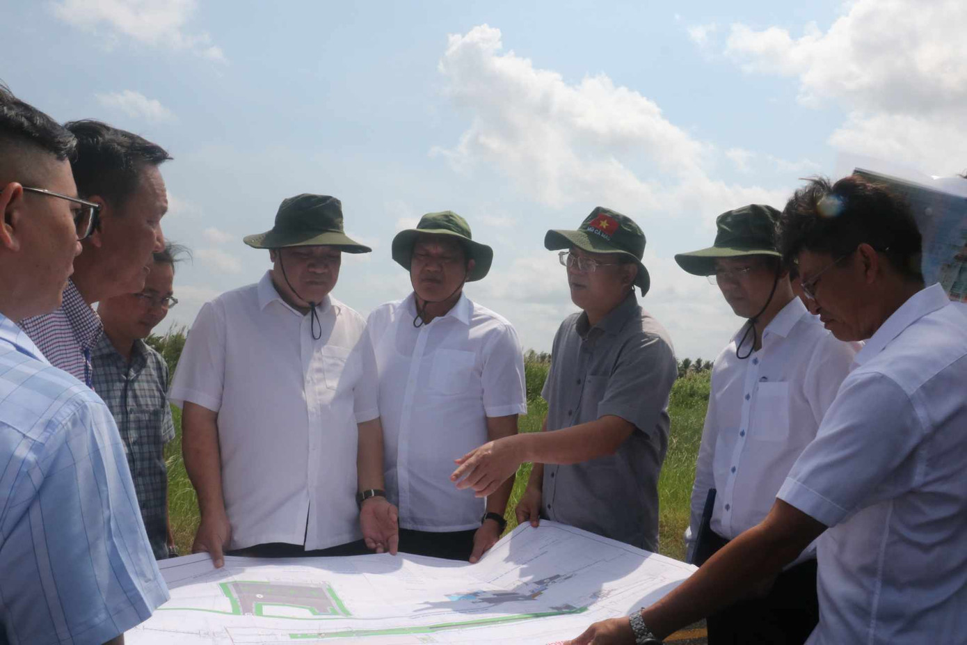 Bí thư Tỉnh ủy Cà Mau - Nguyễn Hồ Hải yêu cầu đến 15/4 phải giao mặt bằng để khởi công mở rộng sân bay Cà Mau.