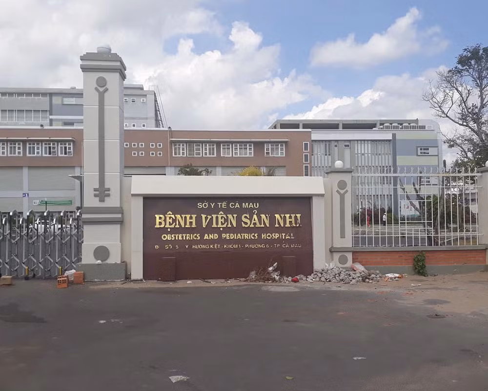 Bệnh viện Sản - Nhi Cà Mau, nơi bé sơ sinh bị sốc phản vệ sau khi tiêm thuốc dự phòng giang mai. Bệnh viện Sản - Nhi Cà Mau, nơi bé sơ sinh bị sốc phản vệ sau khi tiêm thuốc dự phòng giang mai.