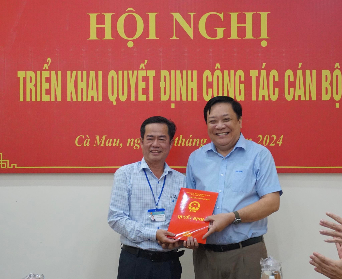 Chủ tịch UBND tỉnh Cà Mau Phạm Thành Ngại (phải) trao quyết định phân công điều hành Sở Tài chính cho ông Mã Tấn Cọp. Chủ tịch UBND tỉnh Cà Mau Phạm Thành Ngại (phải) trao quyết định phân công điều hành Sở Tài chính cho ông Mã Tấn Cọp.