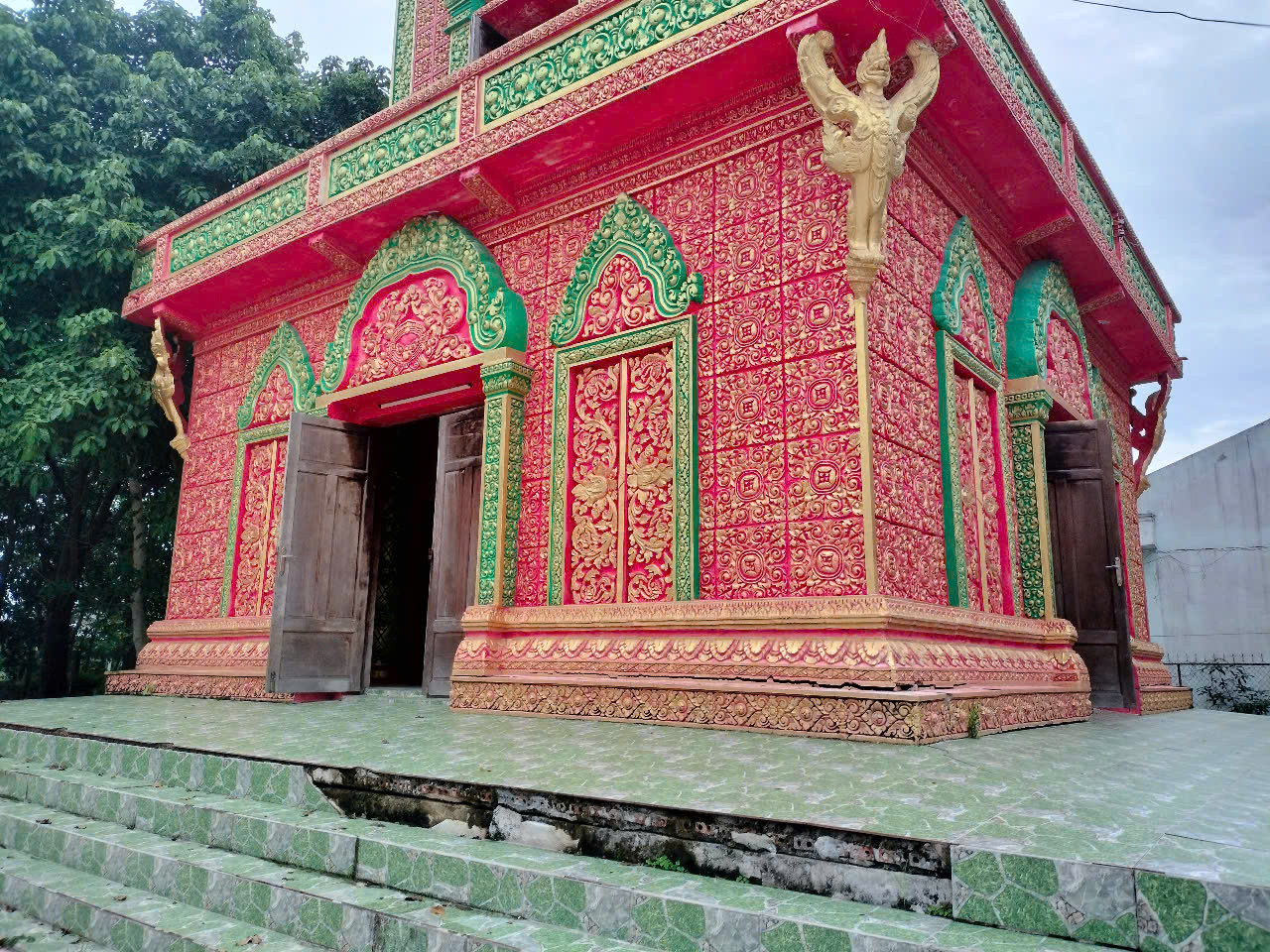 Bậc thềm Tháp cố Hòa Thượng Hữu Nhem - nguyên Phó Chủ tịch Mặt trận dân tộc giải phóng miền Nam Việt Nam - dù được tu sửa, nhưng đang xuống cấp, nền lún.