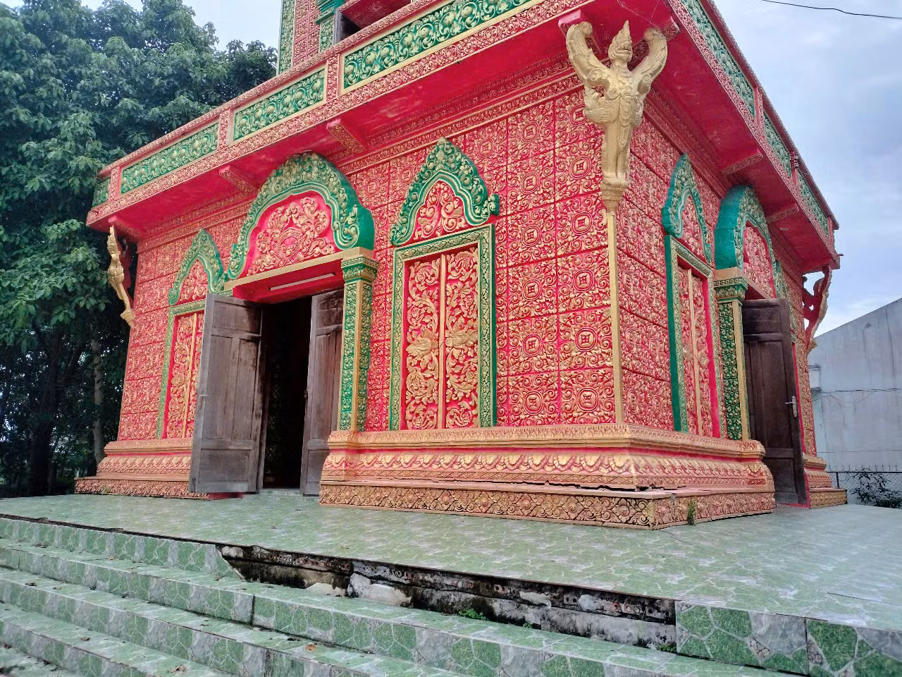 Bậc thềm Tháp cố Hòa Thượng Hữu Nhem - nguyên Phó Chủ tịch Mặt trận dân tộc giải phóng miền Nam Việt Nam - dù được tu sửa, nhưng đang xuống cấp, nền lún.