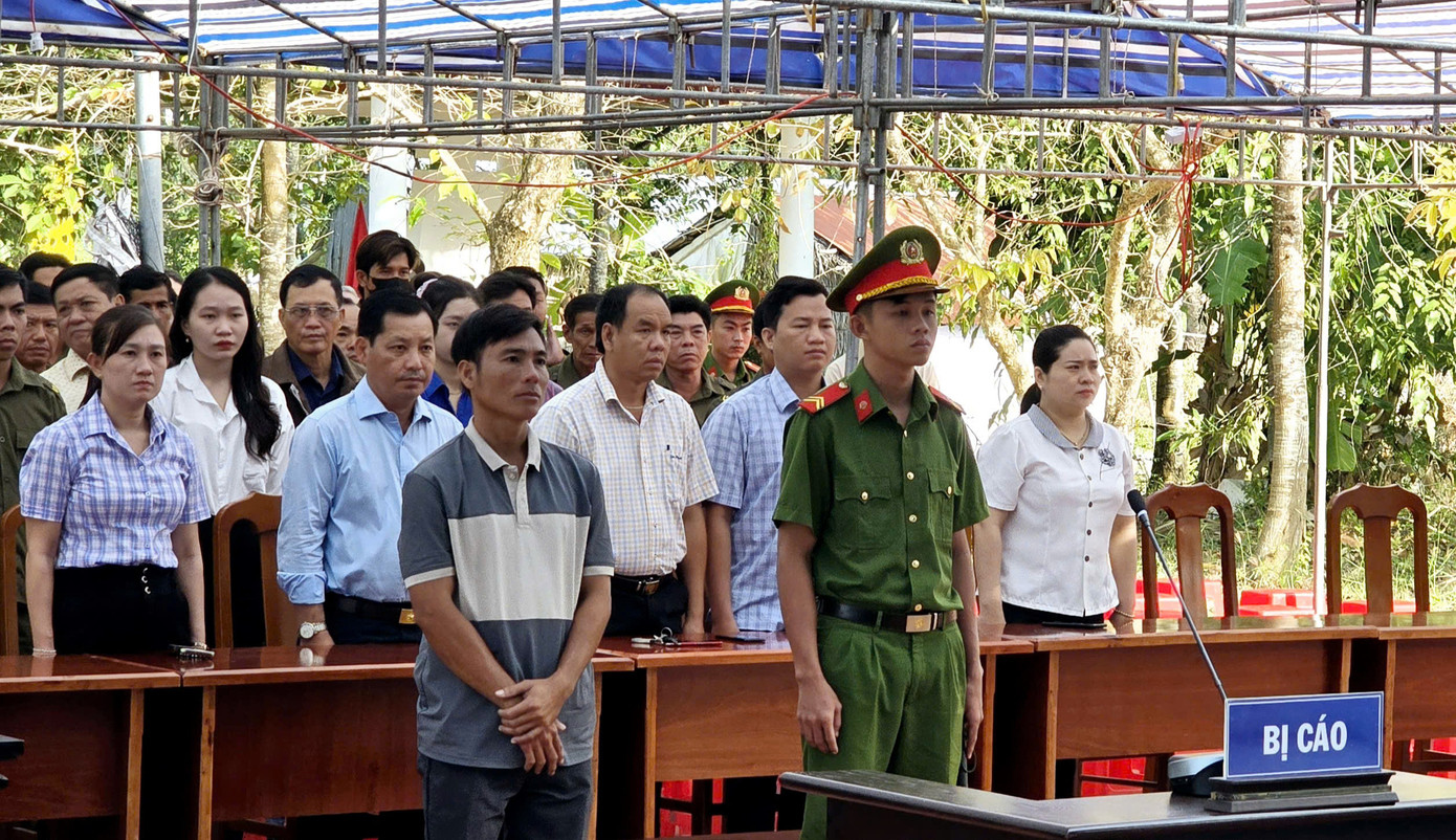 Đông đảo người dân đến theo dõi phiên toà.