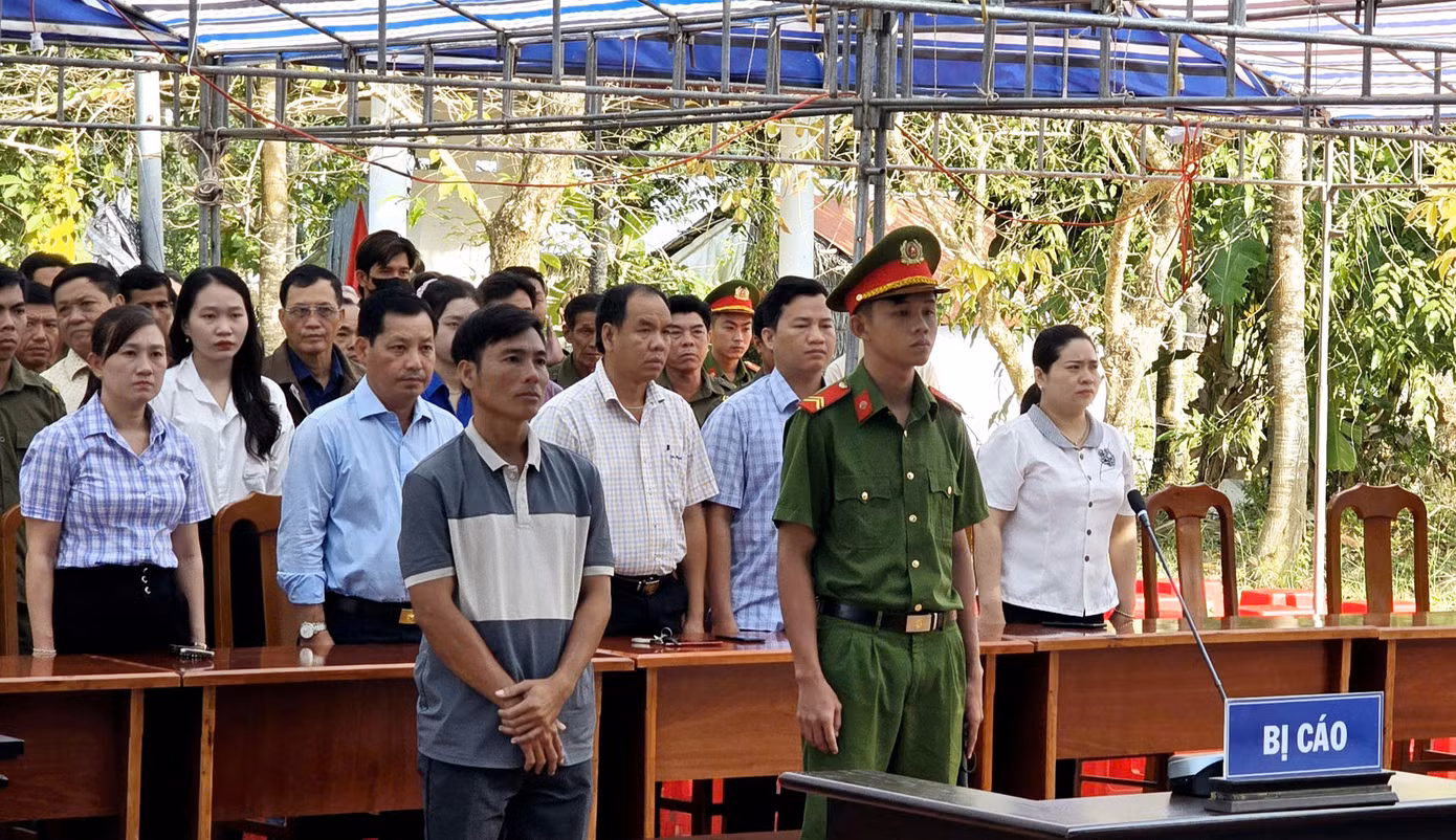 Đông đảo người dân đến theo dõi phiên toà.