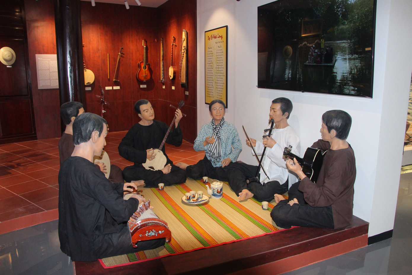 Mô hình chiếu "Đờn ca tài tử Nam Bộ" trong bảo tàng. Mô hình chiếu "Đờn ca tài tử Nam Bộ" trong bảo tàng.