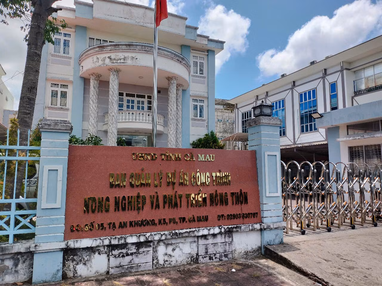 Theo dự thảo đề án, 3 Ban Quản lý dự án khu vực Phú Tân, Năm Căn, Ngọc Hiển thuộc Ban Quản lý dự án công trình Nông nghiệp và Phát triển nông thôn tỉnh. Theo dự thảo đề án, 3 Ban Quản lý dự án khu vực Phú Tân, Năm Căn, Ngọc Hiển thuộc Ban Quản lý dự án công trình Nông nghiệp và Phát triển nông thôn tỉnh.