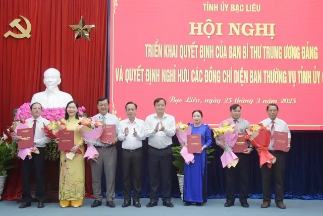 Lãnh đạo tỉnh Bạc Liêu trao quyết định nghỉ hưu trước tuổi cho cán bộ lãnh đạo tự nguyện xin nghỉ để tạo điều kiện thuận lợi cho sắp xếp, tinh gọn bộ máy. Lãnh đạo tỉnh Bạc Liêu trao quyết định nghỉ hưu trước tuổi cho cán bộ lãnh đạo tự nguyện xin nghỉ để tạo điều kiện thuận lợi cho sắp xếp, tinh gọn bộ máy.