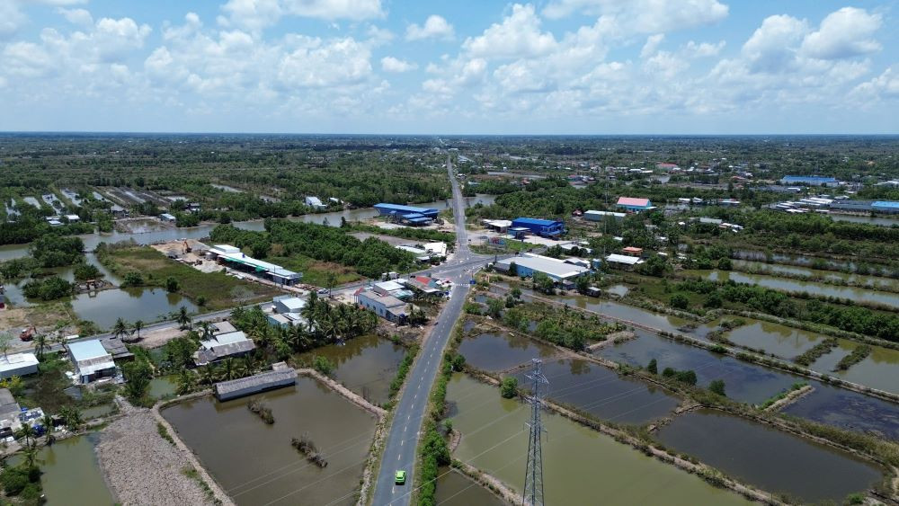 Dự án xây dựng cầu sông Ông Đốc, tuyến trục Đông - Tây và cầu Gành Hào chia làm 3 dự án thành phần, tổng mức đầu tư hơn 2.100 tỷ đồng, do Ban Quản lý Dự án xây dựng công trình giao thông tỉnh Cà Mau làm chủ đầu tư, thực hiện giai đoạn 2021-2025. Theo dự kiến, các hạng mục cuối cùng sẽ hoàn thành vào giữa tháng 5 này.