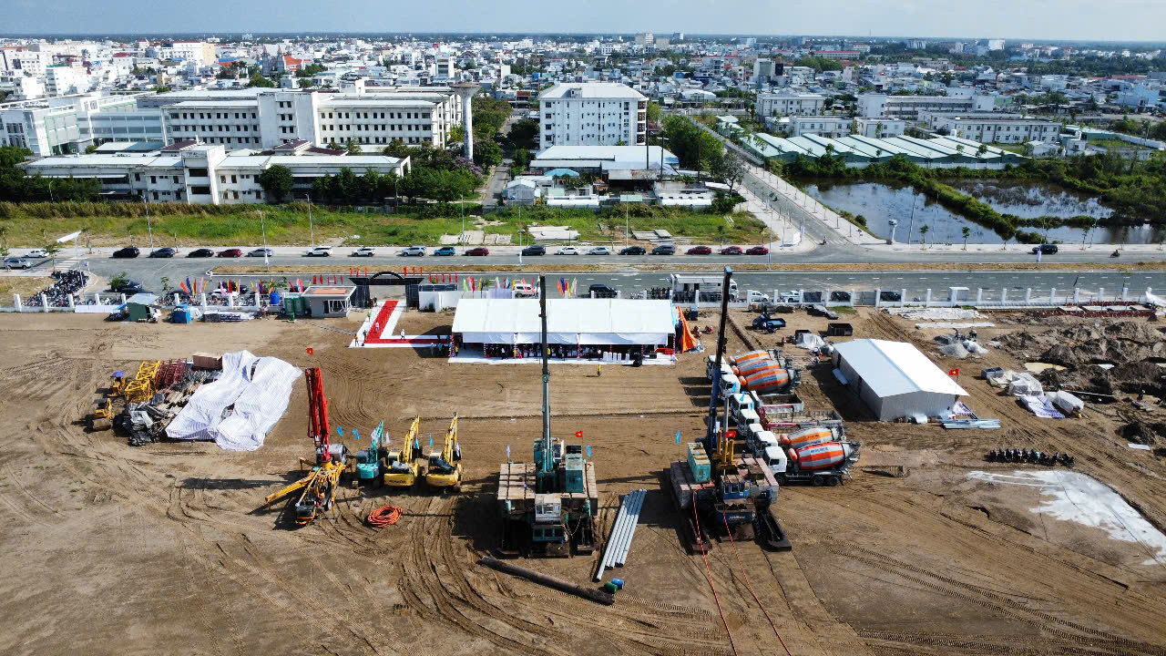 Lễ khởi công Dự án đầu tư xây dựng Bệnh viện Đa khoa Cà Mau quy mô 1.200 giường bệnh, với tổng mức đầu tư hơn 3.300 tỷ đồng. Lễ khởi công Dự án đầu tư xây dựng Bệnh viện Đa khoa Cà Mau quy mô 1.200 giường bệnh, với tổng mức đầu tư hơn 3.300 tỷ đồng.