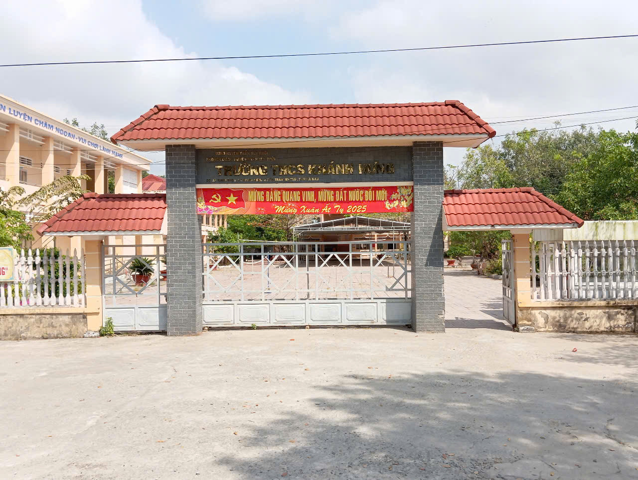 Trường THCS Khánh Hưng (huyện Trần Văn Thời, tỉnh Cà Mau). Trường THCS Khánh Hưng (huyện Trần Văn Thời, tỉnh Cà Mau).