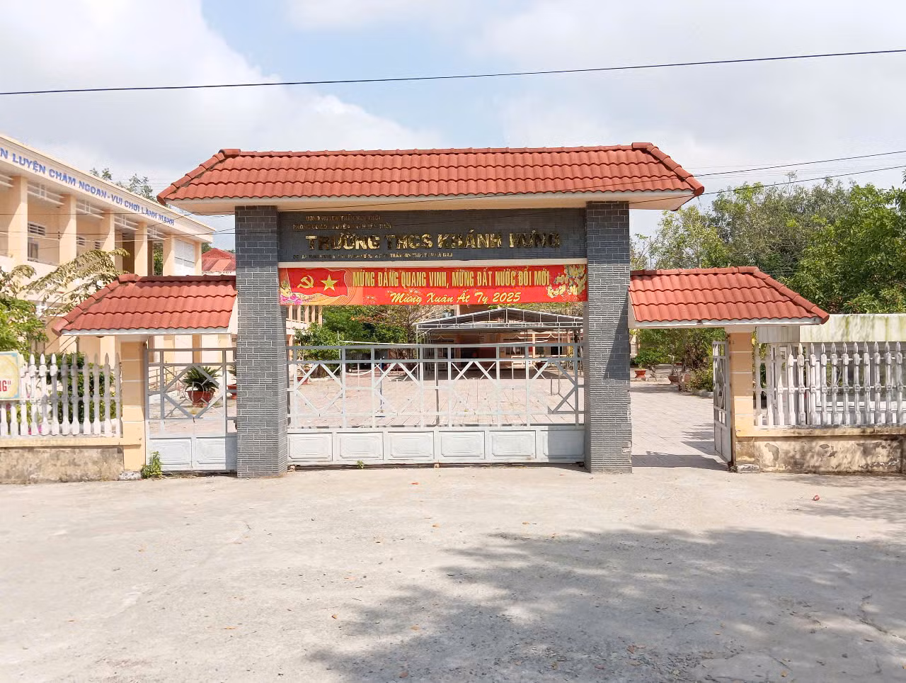 Trường THCS Khánh Hưng (xã Khánh Hưng, huyện Trần Văn Thời, tỉnh Cà Mau).