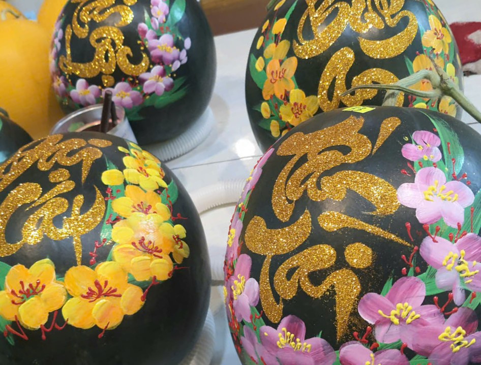 Giá bán dao động từ 200.000 - 400.000 đồng/trái dưa tùy thuộc vào kiểu dáng và yêu cầu của khách.