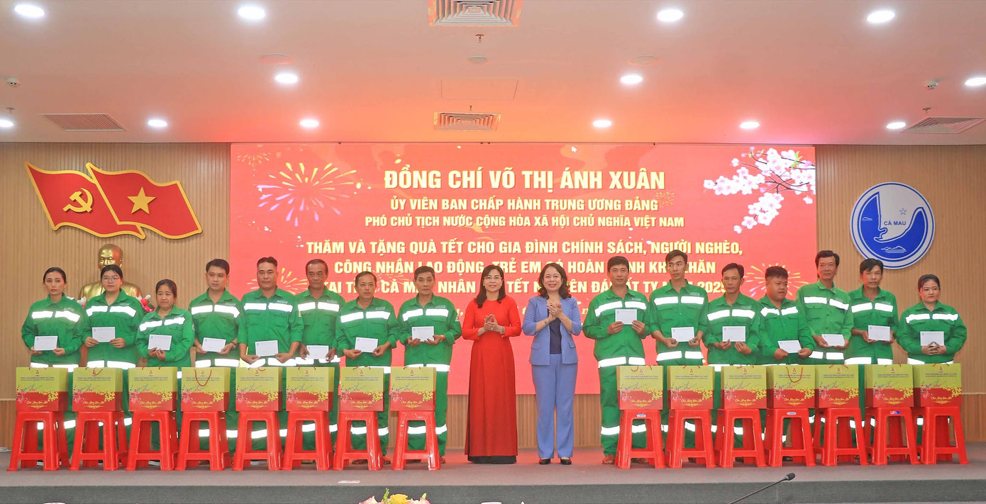 Phó Chủ tịch nước Võ Thị Ánh Xuân tặng quà Tết cho người dân có hoàn cảnh khó khăn và công nhân lao động trên địa bàn tỉnh Cà Mau.