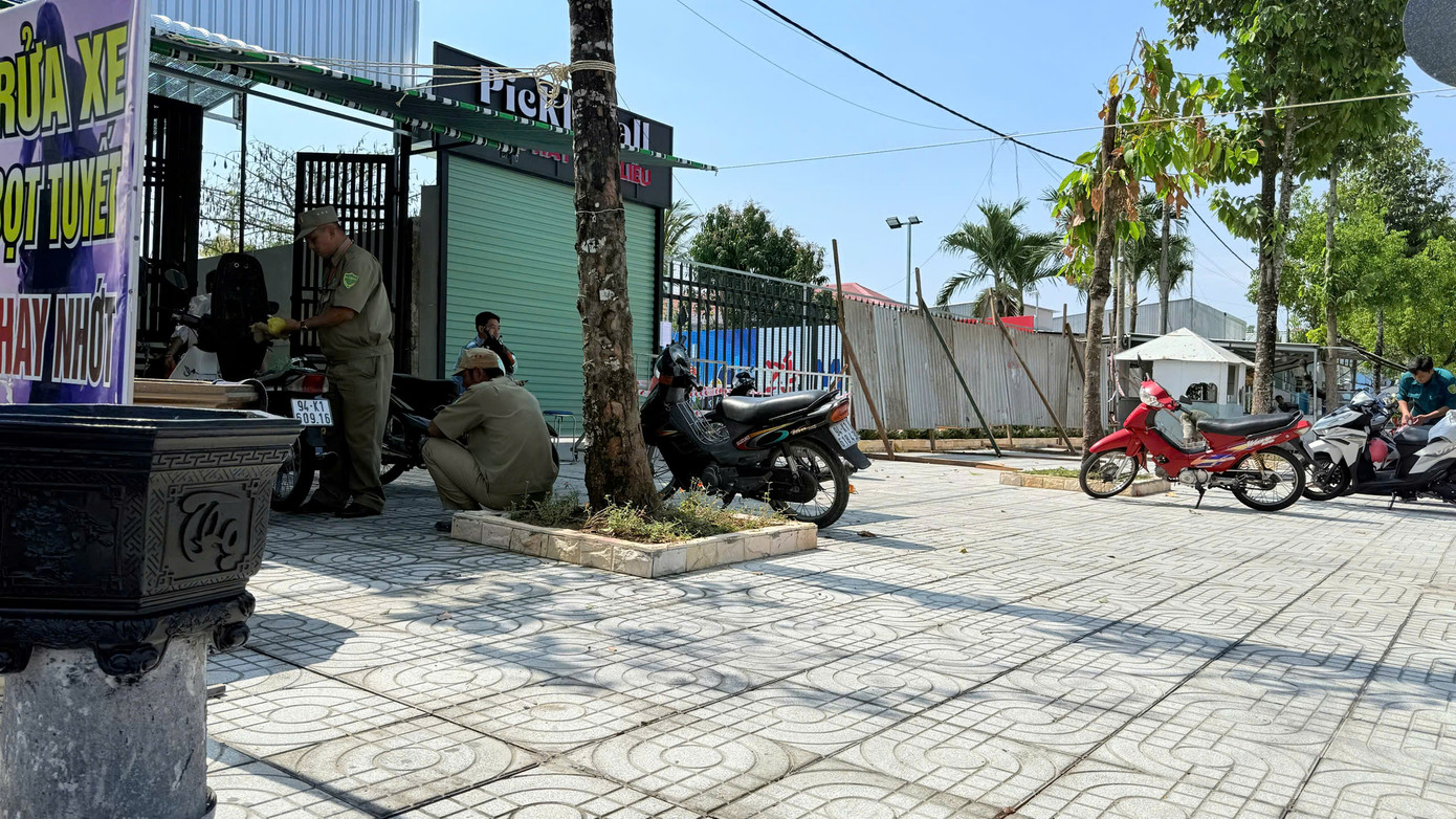 UBND phường 1 rào chắn, đóng chốt, ngăn chặn hành vi vi phạm hành chính của ông Tính. UBND phường 1 rào chắn, đóng chốt, ngăn chặn hành vi vi phạm hành chính của ông Tính.