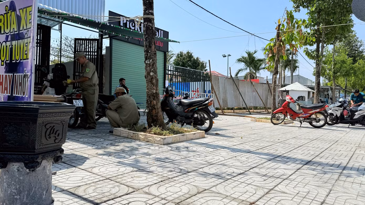 UBND phường 1 rào chắn, đóng chốt, ngăn chặn hành vi vi phạm hành chính của ông Tính. UBND phường 1 rào chắn, đóng chốt, ngăn chặn hành vi vi phạm hành chính của ông Tính.