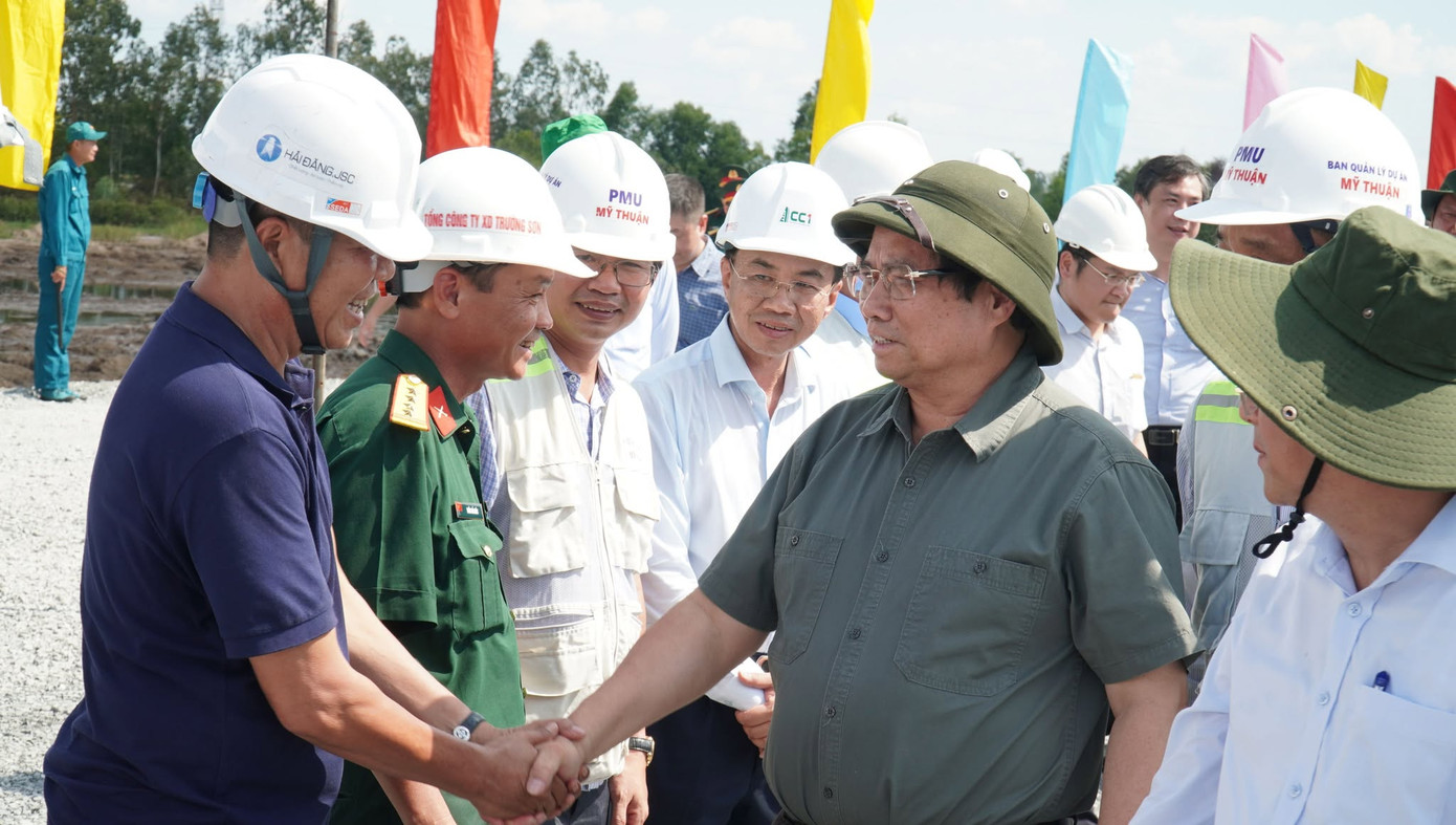 Thủ tướng kiểm tra tiến độ cao tốc Cần Thơ - Cà Mau tại nút giao IC12 thuộc địa phận xã Hồ Thị Kỷ (huyện Thới Bình, tỉnh Cà Mau).