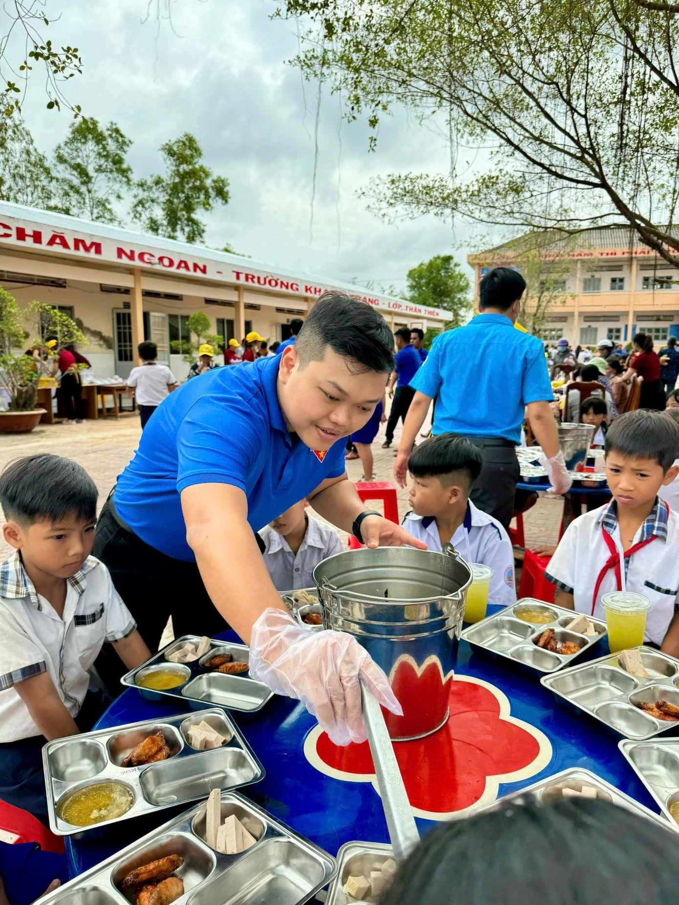 Anh Hùng trong dự án “Cho em”, hỗ trợ nhiều trẻ em có hoàn cảnh khó khăn.