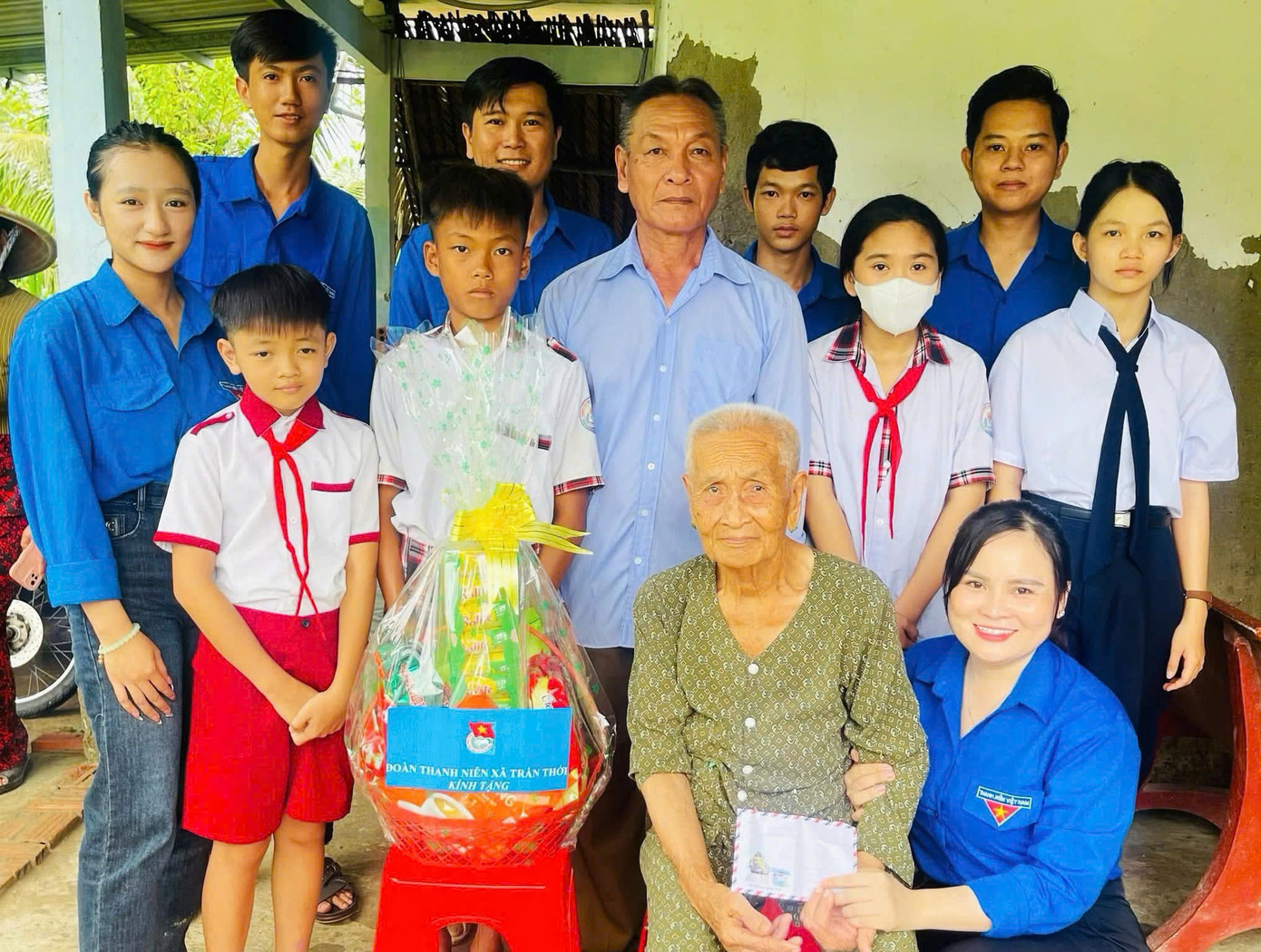 Chị Trần Thị Muội (bìa phải) cùng đoàn viên thanh niên thường xuyên thăm hỏi và tặng quà cho Mẹ Việt Nam anh hùng Nguyễn Thị Thuấn nhân các dịp lễ, tết. Ảnh nhân vật cung cấp.