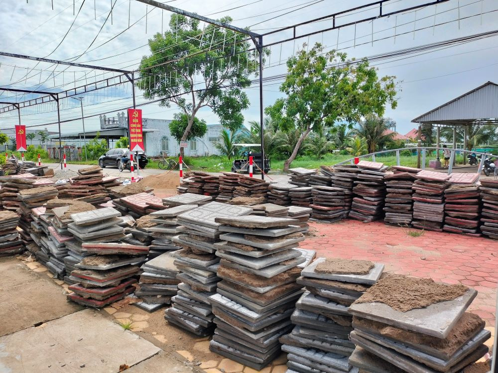 UBND xã Thanh Tùng đã chỉ đạo lực lượng hỗ trợ tháo gạch lát sân di dời vào bên trong để giảm tải trọng và giảm thiệt hại nếu tiếp tục sạt lở.