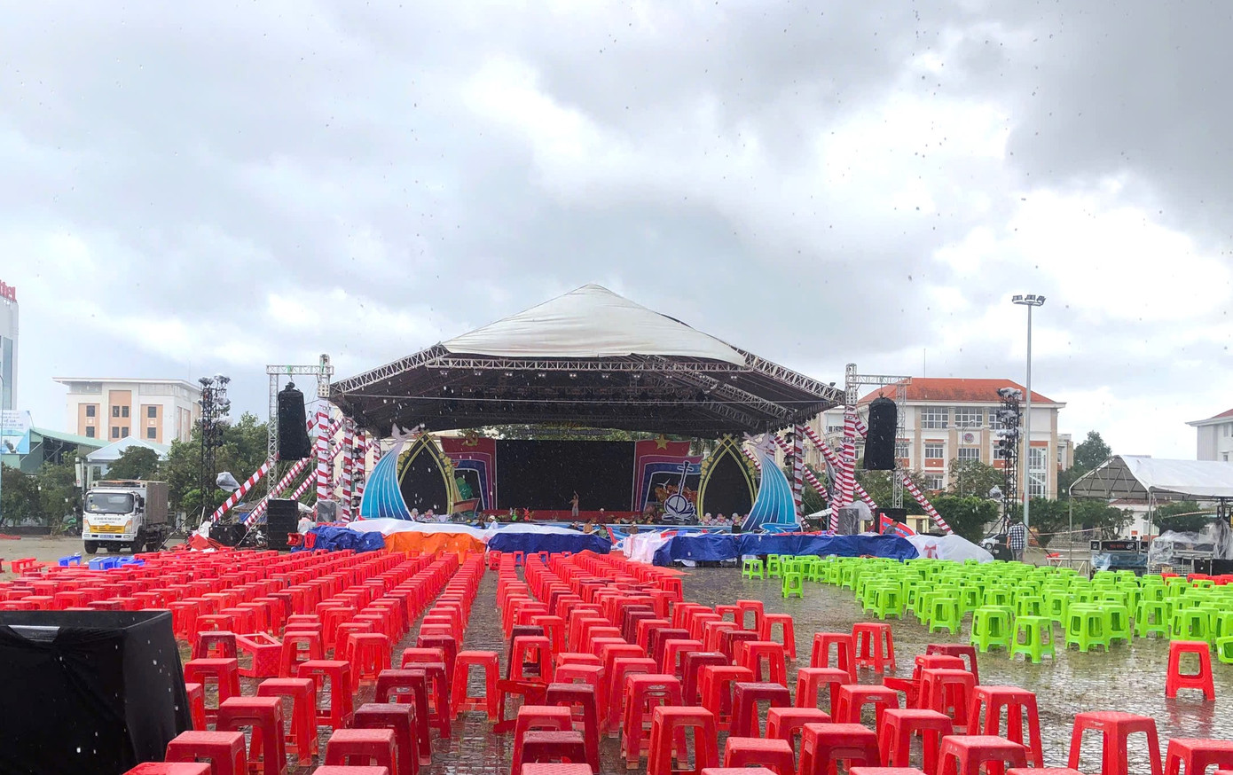 Theo ghi nhận của PV Tiền Phong, vào đầu giờ chiều 30/6, TP. Cà Mau (tỉnh Cà Mau) xuất hiện cơn mưa nặng hạt nhưng chỉ kéo dài ít phút. Thời tiết cuối giờ chiều có nắng nhẹ, thuận lợi cho chương trình nghệ thuật và bắn pháo hoa tầm cao vào lúc 21h.