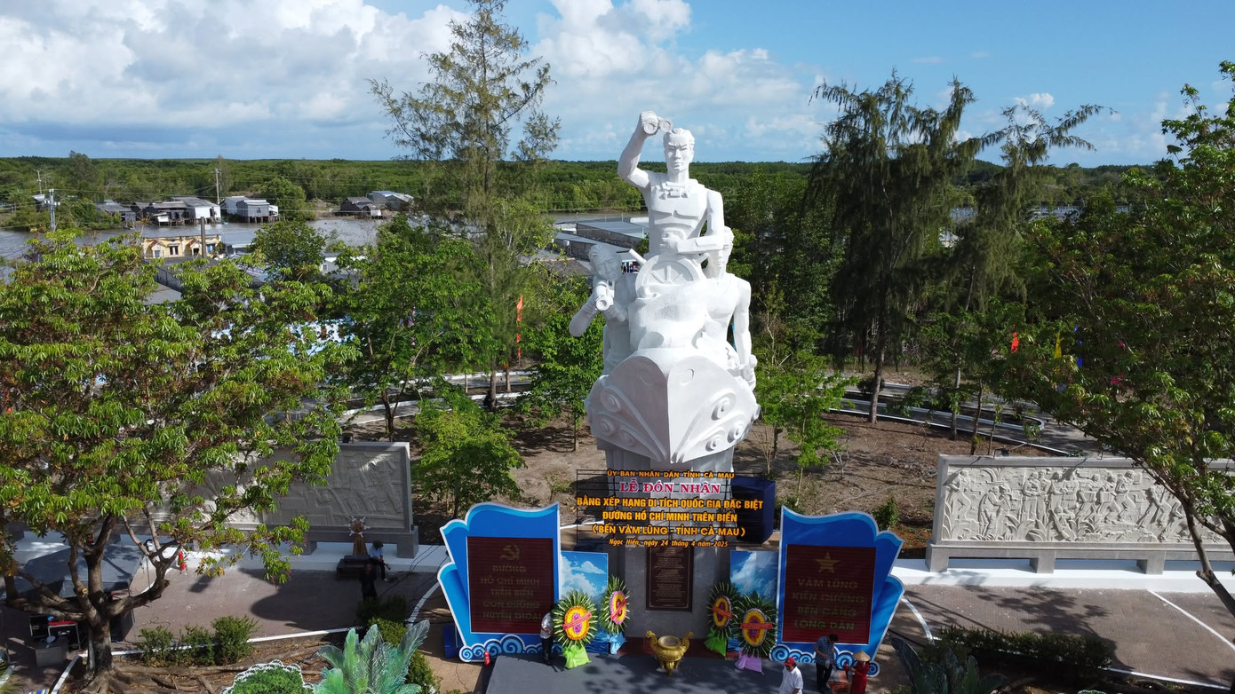 Tượng đài di tích quốc gia đặc biệt đường Hồ Chí Minh trên biển tại bến Vàm Lũng - huyện Ngọc Hiển, Cà Mau. Tượng đài di tích quốc gia đặc biệt đường Hồ Chí Minh trên biển tại bến Vàm Lũng - huyện Ngọc Hiển, Cà Mau.