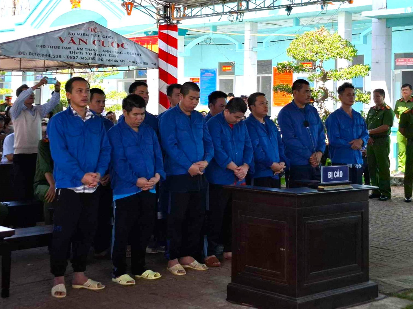 Các bị cáo tại phiên xét xử lưu động.