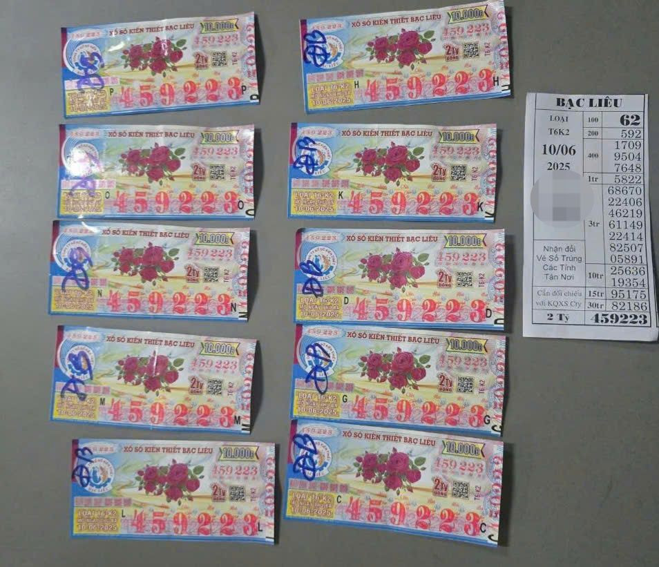 Các tờ vé số trúng giải độc đắc. Các tờ vé số trúng giải độc đắc.