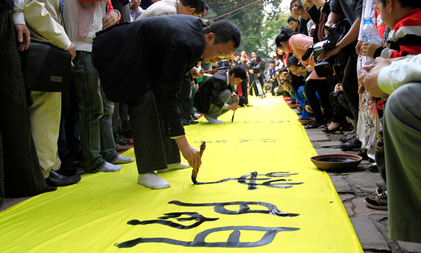 Nhiều nhà thư pháp cùng thể hiện một lúc