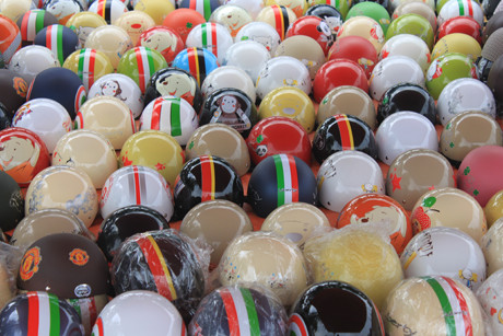 Theo Bộ trưởng Nguyễn Quân, việc quản lý mũ bảo hiểm là rất chặt chẽ, tuy nhiên, vẫn còn sơ hở để nhiều đối tượng làm mũ giả. Theo Bộ trưởng Nguyễn Quân, việc quản lý mũ bảo hiểm là rất chặt chẽ, tuy nhiên, vẫn còn sơ hở để nhiều đối tượng làm mũ giả