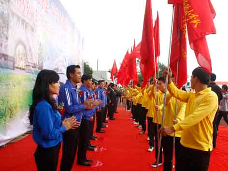 Thanh niên hai nước trao cờ hữu nghị tại lễ khởi động Thanh niên Việt - Trung chung tay xây dựng đại lộ an toàn ASEAN